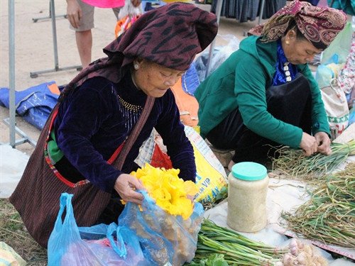 Chợ họp theo phiên, năm ngày một lần, thu hút rất đông bà con trong huyện và các địa phương lân cận. Chợ họp theo phiên, năm ngày một lần, thu hút rất đông bà con trong huyện và các địa phương lân cận.