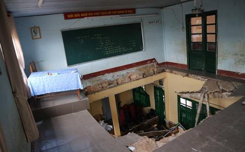 Hiện trường vụ sập sàn phòng học tại Trường Trung học Cơ sở và Trung học Phổ thông Đống Đa tại phường 7, thành phố Đà Lạt ngày 26/8. Ảnh: TTXVN Hiện trường vụ sập sàn phòng học tại Trường Trung học Cơ sở và Trung học Phổ thông Đống Đa tại phường 7, thành phố Đà Lạt ngày 26/8. Ảnh: TTXVN