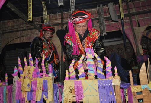 Chỉ các học trò nam giới mới được tham gia phần nghi lễ cúng trong lễ cấp sắc 12 đèn. Khi tham gia nghi lễ, các học trò phải mặc trang phục truyền thống theo đúng quy định. Nghi lễ cấp sắc 12 đèn gồm nhiều lễ cúng quan trọng, diễn ra trong không gian văn hóa mang đậm bản sắc dân tộc Dao, được trang trí công phu. Cùng thực hiện một nghi lễ trước bàn thờ trung tâm. Thực hiện nghi lễ dâng hương với những điệu nhảy trong tiếng kèn, trống rộn ràng. Phụ nữ trong trang phục cô dâu theo chồng đi làm lễ. Trong 4 ngày tất cả chỉ ăn cơm chay, bữa cuối cùng mới được ăn cơm có thịt. Những em nhỏ tham gia một nghi lễ cúng sao mặt trời. Một nghi lễ cúng ngoài trời ban đêm. Chuẩn bị sẵn sàng chiếc ghế để ngồi trước nghi lễ thắp đèn. Thầy cúng truyền 1 mâm 7 đèn và 1 mâm 12 đèn qua đầu các học trò. Các học trò được sư phụ dùng 2 chiếc gậy làm phép đỡ dậy khỏi ghế. Nghi lễ cấp sắc 12 đèn có ý nghĩa quan trọng với đồng bào Dao đỏ, vừa khẳng định sự trưởng thành và vị thế của người đàn ông, vừa cấp sắc cho cả những người đã qua đời, đồng thời chứng nhận cho các cặp vợ chồng mãi bên nhau khi sang thế giới bên kia.