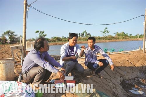 Thường xuyên kiểm tra mẫu nước. Ảnh: Minh Đức Thường xuyên kiểm tra mẫu nước. Ảnh: Minh Đức