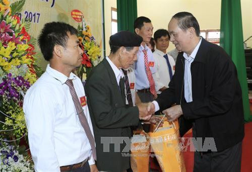 Chủ tịch nước Trần Đại Quang tặng quà cho các cá nhân có thành tích xuất sắc trong công tác đại đoàn kết toàn dân tộc. Ảnh: Nhan Sáng -TTXVN Chủ tịch nước Trần Đại Quang tặng quà cho các cá nhân có thành tích xuất sắc trong công tác đại đoàn kết toàn dân tộc. Ảnh: Nhan Sáng -TTXVN