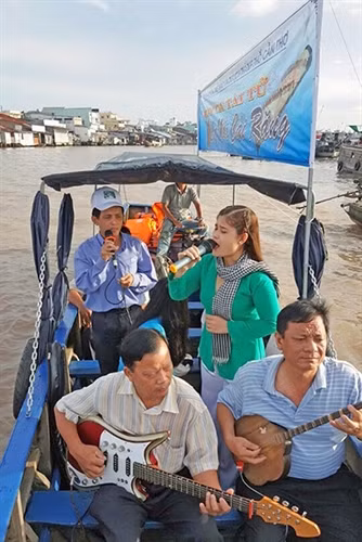 CLB Đờn ca tài tử quận Cái Răng phục vụ tại Chợ nổi Cái Răng. Ảnh: Bùi Văn Cưng