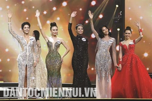 5 thí sinh xuất sắc nhất chuẩn bị bước vào phần thi ứng xử.