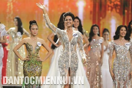 Người đẹp H’Hen Niê đăng quang Hoa hậu Hoàn vũ Việt Nam 2017.