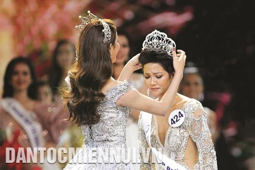 Giây phút tân hoa hậu H'Hen Niê nhận vương miện danh giá.