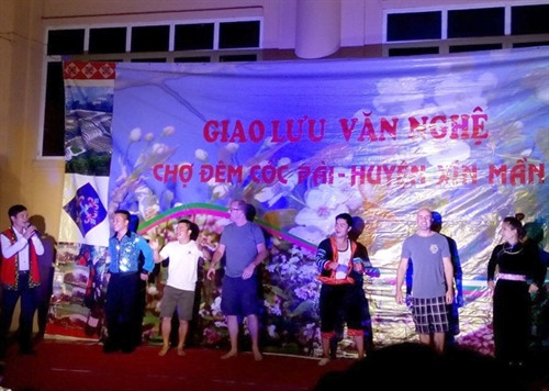 Du khách nước ngoài tham gia trò chơi dân gian ở Chợ đêm Cốc Pài. Du khách nước ngoài tham gia trò chơi dân gian ở Chợ đêm Cốc Pài.