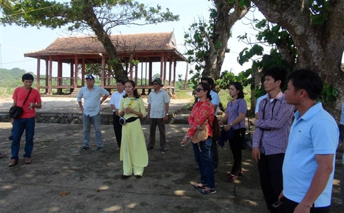 Đoàn tham quan nghe hướng dẫn viên giới thiệu về địa danh Bến Nghè, địa điểm cập thuyền của dân quân tiếp tế cho đảo trong những ngày kháng chiến chống giặc. Đoàn tham quan nghe hướng dẫn viên giới thiệu về địa danh Bến Nghè, địa điểm cập thuyền của dân quân tiếp tế cho đảo trong những ngày kháng chiến chống giặc.