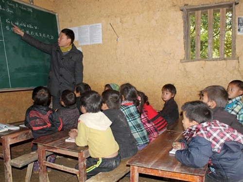 Điểm trường tạm bợ, các em học sinh phải học trong điều kiện chật hẹp, thiếu thốn Điểm trường tạm bợ, các em học sinh phải học trong điều kiện chật hẹp, thiếu thốn