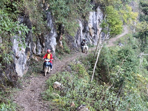 Để đến điểm trường Suối Tỷ, các thầy cô giáo phải đi trên con đường gập ghềnh men theo sườn núi đá . Để đến điểm trường Suối Tỷ, các thầy cô giáo phải đi trên con đường gập ghềnh men theo sườn núi đá .
