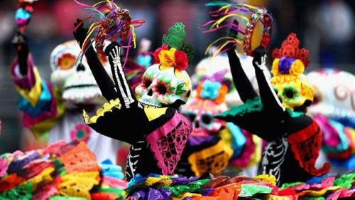 Halloween được biết đến như ngày lễ của người chết trên toàn thế giới và không một quốc gia nào có một lễ hội ma hoành tráng hơn Mexico. Lễ hội Halloween chính là lễ hội Día de los Muertos - Ngày của người chết ở Mexico. lễ hội này có quy mô lớn hơn nhiều và thường diễn ra từ ngày 31-10 đến 2-11 hằng năm. (Ảnh: BBC)