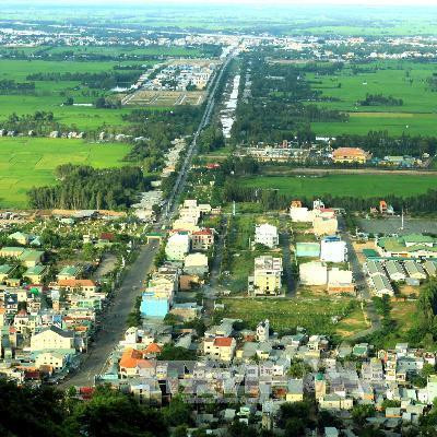Toàn cảnh thị xã Châu Đốc (An Giang) nhìn từ trên đỉnh Núi Sam. Ảnh: Duy Khương – TTXVN Toàn cảnh thị xã Châu Đốc (An Giang) nhìn từ trên đỉnh Núi Sam. Ảnh: Duy Khương – TTXVN