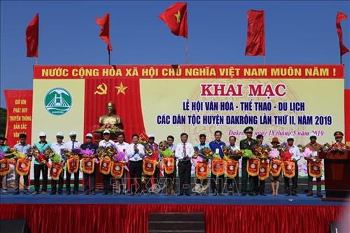 Trao tặng hoa cho các đội văn nghệ tham gia Lễ hội. Ảnh: Thanh Thủy-TTXVN Trao tặng hoa cho các đội văn nghệ tham gia Lễ hội. Ảnh: Thanh Thủy-TTXVN