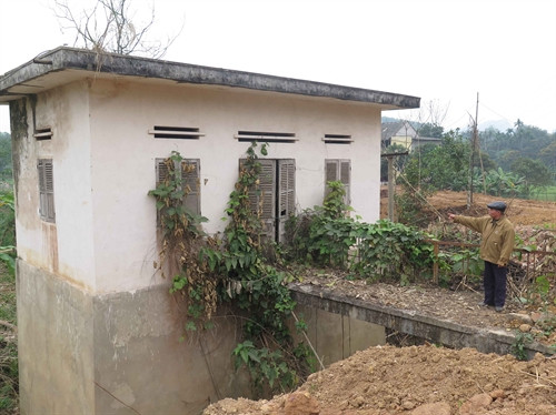Người dân bức xúc khi nhu cầu sử dụng nước cho sản xuất là rất lớn nhưng công trình thủy lợi tiền tỷ lại bị bỏ quên. Người dân bức xúc khi nhu cầu sử dụng nước cho sản xuất là rất lớn nhưng công trình thủy lợi tiền tỷ lại bị bỏ quên.