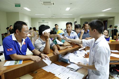 Hiện nay, số ca nhập viện mắc sốt xuất huyết của cả nước đang gia tăng mạnh, mỗi tuần có thêm khoảng 1.700 – 1.800 ca bệnh. Ảnh: Dương Ngọc - TTXVN Hiện nay, số ca nhập viện mắc sốt xuất huyết của cả nước đang gia tăng mạnh, mỗi tuần có thêm khoảng 1.700 – 1.800 ca bệnh. Ảnh: Dương Ngọc - TTXVN