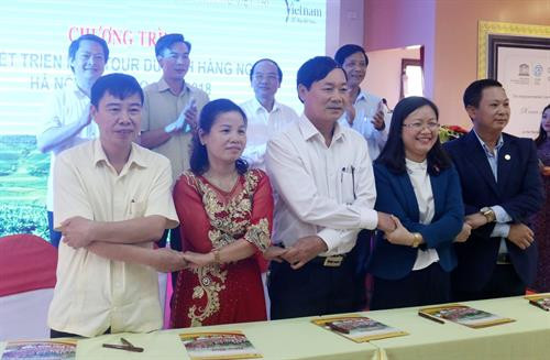Trung tâm Thông tin - Xúc tiến du lịch tỉnh Phú Thọ, UBND thành phố Việt Trì và đại diện các doanh nghiệp lữ hành đã ký kết triển khai tour du lịch hằng ngày Hà Nội - Phú Thọ. Ảnh: Trung Kiên - TTXVN Trung tâm Thông tin - Xúc tiến du lịch tỉnh Phú Thọ, UBND thành phố Việt Trì và đại diện các doanh nghiệp lữ hành đã ký kết triển khai tour du lịch hằng ngày Hà Nội - Phú Thọ. Ảnh: Trung Kiên - TTXVN