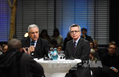 Ủy viên Hội đồng châu Âu phụ trách vấn đề nhập cư Dimitris Avramopoulos (bên trái) và Bộ trưởng Nội vụ Đức Thomas de Maiziere (bên phải) tại cuộc họp về vấn đề người di cư tại Berlin, Đức ngày 17/12. AFP/TTXVN
