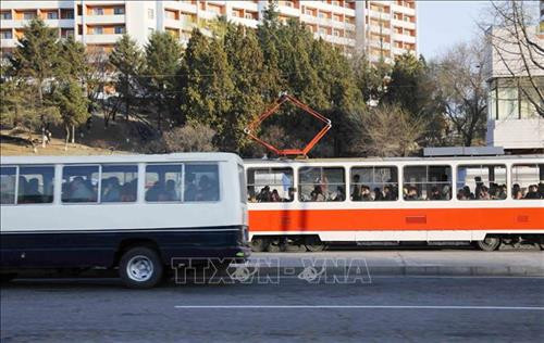 Thủ đô Bình Nhưỡng ngày nay mang một dáng vẻ hiện đại. Ảnh: Phương Hoa – TTXVN Những ngôi nhà cao tầng được sơn nhiều màu sắc mang dáng vẻ hiện đại cho Thủ đô Bình Nhưỡng. Ảnh: Phương Hoa- TTXVN Toàn cảnh thành phố Bình Nhưỡng nhìn từ trên cao. Ảnh: Phương Hoa – TTXVN Tiết mục hòa nhạc của Dàn nhạc Công Huân quốc gia Triều Tiên. Ảnh: Phương Hoa – TTXVN Đúng dịp sinh nhật của Chủ tịch Kim Nhật Thành, Triển lãm hoa được tổ chức tại Thủ đô Bình Nhưỡng. Ảnh: Phương Hoa – TTXVN Một gia đình Triều Tiên tham quan Triển lãm hoa Kim Nhật Thành. Ảnh: Phương Hoa – TTXVN Phụ nữ Triều Tiên mặc trang phục truyền thống vào xem Triển lãm hoa Kim Nhật Thành. Ảnh: Phương Hoa – TTXVN Người dân Triều Tiên xếp hàng vào xem Triển lãm hoa Kim Nhật Thành. Ảnh: Phương Hoa – TTXVN Một ngôi nhà truyền thống bên cạnh những công trình hiện đại. Ảnh: Phương Hoa – TTXVN Người dân và thiếu niên Triều Tiên đến vui chơi ở công viên. Ảnh: Phương Hoa – TTXVN Ngày cuối tuần, người dân Triều Tiên đến vui chơi ở các công viên nổi tiếng. Ảnh: Phương Hoa – TTXVN Một gian hàng dược phẩm ở Bình Nhưỡng. Ảnh: Phương Hoa – TTXVN Học sinh học môn thể thao yêu thích ở trường học. Ảnh: Phương Hoa – TTXVN Lớp học âm nhạc của học sinh Triều Tiên. Ảnh: Phương Hoa – TTXVN Lớp dạy lập trình tại Cung Học sinh Thiếu niên Vạn Cảnh Đài. Ảnh: Phương Hoa – TTXVN Triều Tiên rất chú trọng đến việc phát triển toàn diện con người, học sinh được tham gia các lớp học nghệ thuật. Ảnh: Phương Hoa- TTXVN Học sinh Triều Tiên học viết thư pháp. Ảnh: Phương Hoa – TTXVN Một cặp vợ chồng sắp cưới chụp ảnh trước Bảo tàng Chiến thắng Chiến tranh Giải phóng Tổ quốc. Ảnh: Phương Hoa – TTXVN Người dân xếp hàng trật tự lên phương tiện giao thông công cộng. Ảnh: Phương Hoa- TTXVN Cung Thái Dương Kumsusan-nơi an nghỉ của Chủ tịch Kim Nhật Thành và Kim Jong - Il. Ảnh: Phương Hoa – TTXVN Nhà ga trung tâm ở Thủ đô Bình Nhưỡng. Ảnh: Phương Hoa – TTXVN Tòa nhà Quốc hội ở Thủ đô Bình Nhưỡng. Ảnh: Phương Hoa – TTXVN Ngoài phương tiện giao thông công cộng, người dân Bình Nhưỡng thường xuyên sử dụng xe đạp. Ảnh: Phương Hoa – TTXVN Hoa nở trên đường phố cùng với những ngôi nhà cao tầng mang nhiều màu sắc rực rỡ. Ảnh: Phương Hoa – TTXVN Tượng "Vạn Lý Mã" - bức tượng nổi tiếng ở Bình Nhưỡng. Ảnh: Phương Hoa – TTXVN Những dãy phố với công trình kiến trúc hiện đại được xây dựng ở Bình Nhưỡng. Ảnh: Phương Hoa – TTXVN Nhiều chung cư cao tầng được xây dựng phục vụ chỗ ở cho người dân ở Thủ đô Bình Nhưỡng. Ảnh: Phương Hoa – TTXVN Khải Hoàn Môn - một công trình nổi tiếng ở Bình Nhưỡng. Ảnh: Phương Hoa – TTXVN Tháp Chủ thể cao 170 m là Tượng đài về học thuyết tự lực tự cường ở Triều Tiên. Ảnh: Phương Hoa – TTXVN Một công trình kiến trúc truyền thống của Triều Tiên tại Thủ đô Bình Nhưỡng. Ảnh: Phương Hoa – TTXVN Quảng trường Kim Nhật Thành, nơi tổ chức các sự kiện lớn của Triều Tiên. Ảnh: Phương Hoa – TTXVN Pin năng lượng mặt trời được sử dụng ở nhiều nơi tại Thủ đô Bình Nhưỡng. Ảnh: Phương Hoa – TTXVN Ô tô điện là phương tiện giao thông công cộng phổ biển ở Bình Nhưỡng. Ảnh: Phương Hoa – TTXVN Nhà ga Bình Nhưỡng nhìn từ trên cao. Ảnh: Phương Hoa – TTXVN Tòa nhà Ryugyong cao 330m ở Thủ đô Bình Nhưỡng. Ảnh: Phương Hoa – TTXVN Một công trình lịch sử ở Thủ đô Bình Nhưỡng. Ảnh: Phương Hoa – TTXVN Học sinh mầm non được cô giáo dẫn đi dã ngoại. Ảnh: Phương Hoa – TTXVN Thủ đô Bình Nhưỡng nhìn từ trên cao. Ảnh: Phương Hoa – TTXVN Khu Chang Jong, nơi tập trung nhiều nhà cao tầng. Ảnh: Phương Hoa – TTXVN Thủ đô Bình Nhưỡng ngày nay mang một dáng vẻ hiện đại. Ảnh: Phương Hoa – TTXVN Những ngôi nhà cao tầng được sơn nhiều màu sắc mang dáng vẻ hiện đại cho Thủ đô Bình Nhưỡng. Ảnh: Phương Hoa- TTXVN Toàn cảnh thành phố Bình Nhưỡng nhìn từ trên cao. Ảnh: Phương Hoa – TTXVN Tiết mục hòa nhạc của Dàn nhạc Công Huân quốc gia Triều Tiên. Ảnh: Phương Hoa – TTXVN Đúng dịp sinh nhật của Chủ tịch Kim Nhật Thành, Triển lãm hoa được tổ chức tại Thủ đô Bình Nhưỡng. Ảnh: Phương Hoa – TTXVN Một gia đình Triều Tiên tham quan Triển lãm hoa Kim Nhật Thành. Ảnh: Phương Hoa – TTXVN Phụ nữ Triều Tiên mặc trang phục truyền thống vào xem Triển lãm hoa Kim Nhật Thành. Ảnh: Phương Hoa – TTXVN Người dân Triều Tiên xếp hàng vào xem Triển lãm hoa Kim Nhật Thành. Ảnh: Phương Hoa – TTXVN Một ngôi nhà truyền thống bên cạnh những công trình hiện đại. Ảnh: Phương Hoa – TTXVN Người dân và thiếu niên Triều Tiên đến vui chơi ở công viên. Ảnh: Phương Hoa – TTXVN Ngày cuối tuần, người dân Triều Tiên đến vui chơi ở các công viên nổi tiếng. Ảnh: Phương Hoa – TTXVN Một gian hàng dược phẩm ở Bình Nhưỡng. Ảnh: Phương Hoa – TTXVN Học sinh học môn thể thao yêu thích ở trường học. Ảnh: Phương Hoa – TTXVN Lớp học âm nhạc của học sinh Triều Tiên. Ảnh: Phương Hoa – TTXVN Lớp dạy lập trình tại Cung Học sinh Thiếu niên Vạn Cảnh Đài. Ảnh: Phương Hoa – TTXVN Triều Tiên rất chú trọng đến việc phát triển toàn diện con người, học sinh được tham gia các lớp học nghệ thuật. Ảnh: Phương Hoa- TTXVN Học sinh Triều Tiên học viết thư pháp. Ảnh: Phương Hoa – TTXVN Một cặp vợ chồng sắp cưới chụp ảnh trước Bảo tàng Chiến thắng Chiến tranh Giải phóng Tổ quốc. Ảnh: Phương Hoa – TTXVN Người dân xếp hàng trật tự lên phương tiện giao thông công cộng. Ảnh: Phương Hoa- TTXVN Cung Thái Dương Kumsusan-nơi an nghỉ của Chủ tịch Kim Nhật Thành và Kim Jong - Il. Ảnh: Phương Hoa – TTXVN Nhà ga trung tâm ở Thủ đô Bình Nhưỡng. Ảnh: Phương Hoa – TTXVN Tòa nhà Quốc hội ở Thủ đô Bình Nhưỡng. Ảnh: Phương Hoa – TTXVN Ngoài phương tiện giao thông công cộng, người dân Bình Nhưỡng thường xuyên sử dụng xe đạp. Ảnh: Phương Hoa – TTXVN Hoa nở trên đường phố cùng với những ngôi nhà cao tầng mang nhiều màu sắc rực rỡ. Ảnh: Phương Hoa – TTXVN Tượng "Vạn Lý Mã" - bức tượng nổi tiếng ở Bình Nhưỡng. Ảnh: Phương Hoa – TTXVN Những dãy phố với công trình kiến trúc hiện đại được xây dựng ở Bình Nhưỡng. Ảnh: Phương Hoa – TTXVN Nhiều chung cư cao tầng được xây dựng phục vụ chỗ ở cho người dân ở Thủ đô Bình Nhưỡng. Ảnh: Phương Hoa – TTXVN Khải Hoàn Môn - một công trình nổi tiếng ở Bình Nhưỡng. Ảnh: Phương Hoa – TTXVN Tháp Chủ thể cao 170 m là Tượng đài về học thuyết tự lực tự cường ở Triều Tiên. Ảnh: Phương Hoa – TTXVN Một công trình kiến trúc truyền thống của Triều Tiên tại Thủ đô Bình Nhưỡng. Ảnh: Phương Hoa – TTXVN Quảng trường Kim Nhật Thành, nơi tổ chức các sự kiện lớn của Triều Tiên. Ảnh: Phương Hoa – TTXVN Pin năng lượng mặt trời được sử dụng ở nhiều nơi tại Thủ đô Bình Nhưỡng. Ảnh: Phương Hoa – TTXVN Ô tô điện là phương tiện giao thông công cộng phổ biển ở Bình Nhưỡng. Ảnh: Phương Hoa – TTXVN Nhà ga Bình Nhưỡng nhìn từ trên cao. Ảnh: Phương Hoa – TTXVN Tòa nhà Ryugyong cao 330m ở Thủ đô Bình Nhưỡng. Ảnh: Phương Hoa – TTXVN Một công trình lịch sử ở Thủ đô Bình Nhưỡng. Ảnh: Phương Hoa – TTXVN Học sinh mầm non được cô giáo dẫn đi dã ngoại. Ảnh: Phương Hoa – TTXVN Thủ đô Bình Nhưỡng nhìn từ trên cao. Ảnh: Phương Hoa – TTXVN Khu Chang Jong, nơi tập trung nhiều nhà cao tầng. Ảnh: Phương Hoa – TTXVN