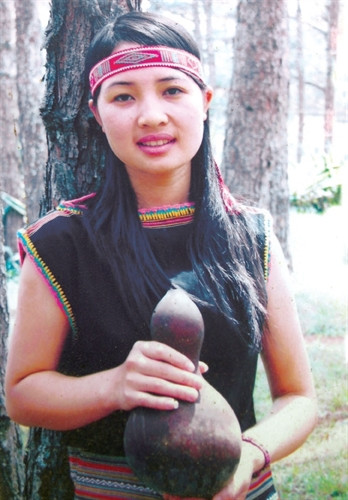 Trong hôn nhân, người con gái K’ho phải mang lễ vật đi hỏi chồng. Ảnh: Bích Ngọ Trong hôn nhân, người con gái K’ho phải mang lễ vật đi hỏi chồng. Ảnh: Bích Ngọ