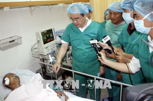 Bí thư Thành ủy Nguyễn Thiện Nhân thăm anh Trần Văn Hoàng, Đội trưởng Đội "hiệp sĩ đường phố" quận Tân Bình, đang điều trị tại Bệnh viện 115. Ảnh: Hoàng Hải - TTXVN Bí thư Thành ủy Nguyễn Thiện Nhân thăm anh Trần Văn Hoàng, Đội trưởng Đội "hiệp sĩ đường phố" quận Tân Bình, đang điều trị tại Bệnh viện 115. Ảnh: Hoàng Hải - TTXVN