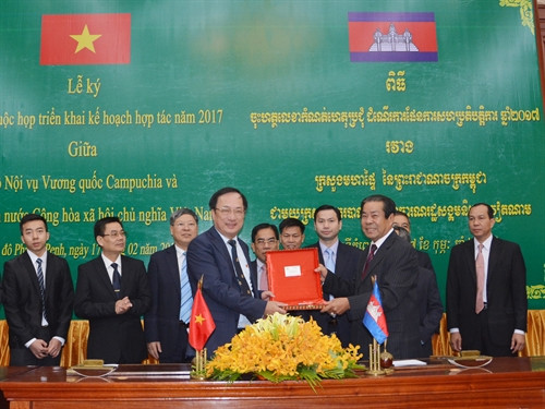 Hai bên trao quà lưu niệm. Ảnh: Phan Minh Hưng và Danh Chanh Đa, P/v TTXVN tại Campuchia.