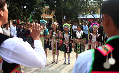 Nam nữ cùng chơi ném pao, một nét văn hóa truyền thống của đồng bào dân tộc Mông. Nam nữ cùng chơi ném pao, một nét văn hóa truyền thống của đồng bào dân tộc Mông.