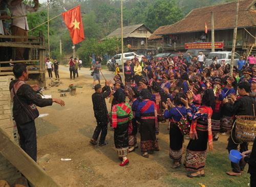 Nghi thức đi xin nước, ban phúc cho người dân tại các hộ gia đình. Ảnh: TTXVN Nghi thức đi xin nước, ban phúc cho người dân tại các hộ gia đình. Ảnh: TTXVN
