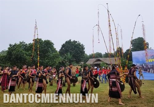 Bà con dân làng cùng nhau vui hội, ca hát. Ảnh: Hoàng Hải Bà con dân làng cùng nhau vui hội, ca hát. Ảnh: Hoàng Hải