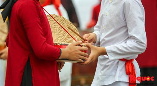 Ngay sau khi phục vụ biểu diễn tại Triển lãm ảnh "Đất nước, con người ASEAN" phường xoan An Thái (Phú Thọ) đã ra phố đi bộ Hồ Gươm biểu diễn phục vụ nhân dân và khách du lịch. Với mục đích quảng bá sâu rông hơn đến khán giả về nét văn hóa cổ độc đáo của người Việt. Nghệ sĩ hát xoan Nguyễn Văn Tuấn của phường hát xoan An Thái cho biết: "Đây là một dịp đưa nét văn hóa độc đáo đến với du khách thập phương" Được biết Hát Xoan là tên gọi khác, nói chệch của hai từ hát xuân hay ca xuân; hát Xoan có lối hát dùng trong nghi lễ - phong tục, lễ hội diễn ra vào mùa xuân. Trong dân gian còn gọi lối hát này là hát Lãi Lèn, vì bắt nguồn từ câu hát đệm chính của Xoan: “Lý len… len là… lễ là… len hỡi len…”. Hát Xoan có nội dung tín ngưỡng với mục đích thờ thần, cầu thần ban phát phù trợ cho dân làng tứ thời tiết lập, mưa thuận gió hòa, nhà nhà no đủ, đông đàn dài lũ, nhân khang thịnh vượng, quốc thái dân an… Hát Xoan gồm có: Hát thờ, hát quả cách và hát hội. Trong đó, hát quả cách gồm có 3 phần: giáo cách (giới thiệu), hát cách (dẫn) và kết cách. Hát Xoan là nghệ thuật diễn xướng tổng hợp, hát đi đôi với múa và nhạc đỡ giọng giữ nhịp, trong đó yếu tố hát là chính. Hát Xoan là hình thức nghệ thuật “Hát thơ”, hát trên rất nhiều thể thơ truyền thống Việt Nam như: Lục bát, song thất lục bát, lục bát biến thể, các thể thất ngôn và thể 4 chữ. Đây là dịp hiếm có để người dân Thủ đô được thưởng thức những điệu hát Xoan ngay tại phố đi bộ. Trước đó, ngày 24/11/2011, UNESCO đã bỏ phiếu công nhận đưa loại hình hát xoan vào danh mục Di sản văn hóa phi vật thể cần bảo vệ khẩn cấp của thế giới. Chỉ mới học hát Xoan sáu tháng, bé Đào Thị Thu Thủy, 14 tuổi có đôi mắt trong vắt và gương mặt xinh xắn đáng yêu đã thuộc được mười điệu. Hồi còn nhỏ, Thủy đã nghe hát từ bà nên đã quen các giai điệu. Lên lớp 2, bé Thủy chính thức “tầm sư học đạo” tại phường xoan An Thái. Khách du lịch quốc tế thích thú chụp ảnh với các “kép nhí” . Cũng theo Nghệ sĩ hát xoan Nguyễn Văn Tuấn cho biết, theo chủ trương quảng bá di sản văn hóa phi vật thể của Bộ Văn hóa, Thể thao và Du lịch các phường hát Xoan của Phú Thọ sẽ có mặt tại Hà Nội để biểu diễn nhiều hơn trong thời gian tới Ngay sau khi phục vụ biểu diễn tại Triển lãm ảnh "Đất nước, con người ASEAN" phường xoan An Thái (Phú Thọ) đã ra phố đi bộ Hồ Gươm biểu diễn phục vụ nhân dân và khách du lịch. Với mục đích quảng bá sâu rông hơn đến khán giả về nét văn hóa cổ độc đáo của người Việt. Nghệ sĩ hát xoan Nguyễn Văn Tuấn của phường hát xoan An Thái cho biết: "Đây là một dịp đưa nét văn hóa độc đáo đến với du khách thập phương" Được biết Hát Xoan là tên gọi khác, nói chệch của hai từ hát xuân hay ca xuân; hát Xoan có lối hát dùng trong nghi lễ - phong tục, lễ hội diễn ra vào mùa xuân. Trong dân gian còn gọi lối hát này là hát Lãi Lèn, vì bắt nguồn từ câu hát đệm chính của Xoan: “Lý len… len là… lễ là… len hỡi len…”. Hát Xoan có nội dung tín ngưỡng với mục đích thờ thần, cầu thần ban phát phù trợ cho dân làng tứ thời tiết lập, mưa thuận gió hòa, nhà nhà no đủ, đông đàn dài lũ, nhân khang thịnh vượng, quốc thái dân an… Hát Xoan gồm có: Hát thờ, hát quả cách và hát hội. Trong đó, hát quả cách gồm có 3 phần: giáo cách (giới thiệu), hát cách (dẫn) và kết cách. Hát Xoan là nghệ thuật diễn xướng tổng hợp, hát đi đôi với múa và nhạc đỡ giọng giữ nhịp, trong đó yếu tố hát là chính. Hát Xoan là hình thức nghệ thuật “Hát thơ”, hát trên rất nhiều thể thơ truyền thống Việt Nam như: Lục bát, song thất lục bát, lục bát biến thể, các thể thất ngôn và thể 4 chữ. Đây là dịp hiếm có để người dân Thủ đô được thưởng thức những điệu hát Xoan ngay tại phố đi bộ. Trước đó, ngày 24/11/2011, UNESCO đã bỏ phiếu công nhận đưa loại hình hát xoan vào danh mục Di sản văn hóa phi vật thể cần bảo vệ khẩn cấp của thế giới. Chỉ mới học hát Xoan sáu tháng, bé Đào Thị Thu Thủy, 14 tuổi có đôi mắt trong vắt và gương mặt xinh xắn đáng yêu đã thuộc được mười điệu. Hồi còn nhỏ, Thủy đã nghe hát từ bà nên đã quen các giai điệu. Lên lớp 2, bé Thủy chính thức “tầm sư học đạo” tại phường xoan An Thái. Khách du lịch quốc tế thích thú chụp ảnh với các “kép nhí” . Cũng theo Nghệ sĩ hát xoan Nguyễn Văn Tuấn cho biết, theo chủ trương quảng bá di sản văn hóa phi vật thể của Bộ Văn hóa, Thể thao và Du lịch các phường hát Xoan của Phú Thọ sẽ có mặt tại Hà Nội để biểu diễn nhiều hơn trong thời gian tới