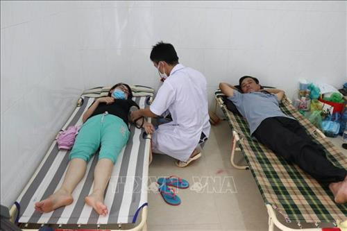 Khoa Tuyền nhiễm, Bệnh viện đa khoa vùng Tây Nguyên, phải tăng cường 100 giường xếp để điều trị bệnh nhân sốt xuất huyết. Ảnh: Tuấn Anh – TTXVN Khoa Tuyền nhiễm, Bệnh viện đa khoa vùng Tây Nguyên, phải tăng cường 100 giường xếp để điều trị bệnh nhân sốt xuất huyết. Ảnh: Tuấn Anh – TTXVN