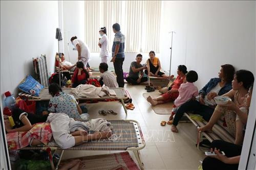 Khoa Tuyền nhiễm, Bệnh viện đa khoa vùng Tây Nguyên, phải tăng cường 100 giường xếp để điều trị bệnh nhân sốt xuất huyết. Ảnh: Tuấn Anh – TTXVN Khoa Tuyền nhiễm, Bệnh viện đa khoa vùng Tây Nguyên, phải tăng cường 100 giường xếp để điều trị bệnh nhân sốt xuất huyết. Ảnh: Tuấn Anh – TTXVN