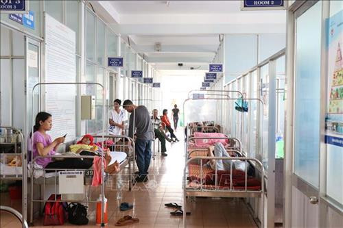 Khoa Nội, Bệnh viện đa khoa thành phố Buôn Ma Thuột, phải kê thêm giường bệnh dọc hành lang để điều trị bệnh nhân sốt xuất huyết. Ảnh: Tuấn Anh – TTXVN Khoa Nội, Bệnh viện đa khoa thành phố Buôn Ma Thuột, phải kê thêm giường bệnh dọc hành lang để điều trị bệnh nhân sốt xuất huyết. Ảnh: Tuấn Anh – TTXVN