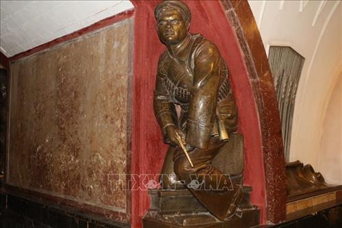 Tượng anh thủy thủ cầm súng và lựu đạn bị xoa mòn do quan niệm may mắn khi làm ăn. Ảnh: Duy Trinh-P/v TTXVN tại Liên bang Nga