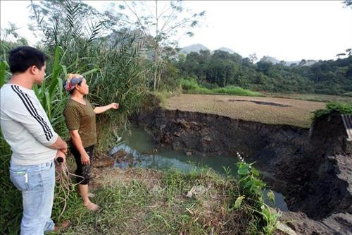 Hố sụt lún tại ao của gia đình bà Bàn Thị Thục, thôn Bản Tàn. Ảnh: Đức Hiếu - TTXVN Hố sụt lún tại ao của gia đình bà Bàn Thị Thục, thôn Bản Tàn. Ảnh: Đức Hiếu - TTXVN