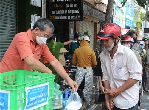 Nhóm thiện nguyện "Quán cơm yên vui" phát cho người có hoàn cảnh khó khăn. Ảnh: Văn Dũng - TTXVN Nhóm thiện nguyện "Quán cơm yên vui" phát cho người có hoàn cảnh khó khăn. Ảnh: Văn Dũng - TTXVN