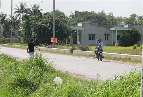 Dọc các trục đường vận chuyển thuốc lá lậu, nhiều đối tượng được thuê canh đường để báo cho chủ hàng và đối tượng vận chuyển, nếu thấy bóng dáng lực lượng chức năng và người lạ. Dọc các trục đường vận chuyển thuốc lá lậu, nhiều đối tượng được thuê canh đường để báo cho chủ hàng và đối tượng vận chuyển, nếu thấy bóng dáng lực lượng chức năng và người lạ.