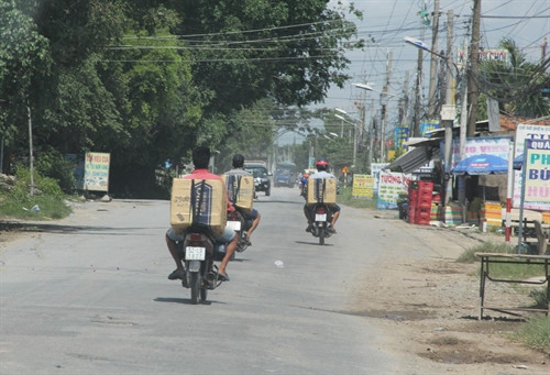 Long An luôn được xem là điểm nóng của vấn nạn vận chuyển hàng lậu từ bên kia biên giới vào nội địa Long An luôn được xem là điểm nóng của vấn nạn vận chuyển hàng lậu từ bên kia biên giới vào nội địa