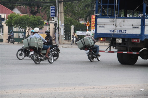 Các đối tượng vận chuyển thuốc lá lậu chạy bạt mạng qua ngã ba Đức Hòa (Thị trấn Đức Hòa, huyện Đức Hòa, Long An) Các đối tượng vận chuyển thuốc lá lậu chạy bạt mạng qua ngã ba Đức Hòa (Thị trấn Đức Hòa, huyện Đức Hòa, Long An)