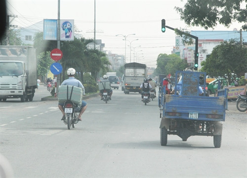 ... bất chấp sự nguy hiểm cho bản thân và người đi đường. ... bất chấp sự nguy hiểm cho bản thân và người đi đường.