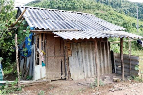 Trước đây do uống rượu nhiều, tin vào nhiều hủ tục lạc hậu nên cuộc sống của bà con dân tộc Mảng rất nghèo, nhà ở thì rách nát. Ảnh: Công Tuyên-TTXVN Trước đây do uống rượu nhiều, tin vào nhiều hủ tục lạc hậu nên cuộc sống của bà con dân tộc Mảng rất nghèo, nhà ở thì rách nát. Ảnh: Công Tuyên-TTXVN