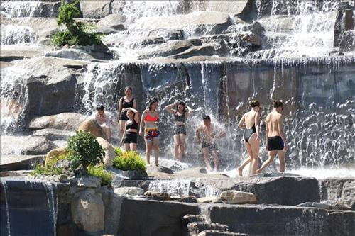 Nhiều du khách tỏ ra hào hứng dưới thác nước khoáng nóng trong khu tắm bùn. Ảnh: Tiên Minh - TTXVN Nhiều du khách tỏ ra hào hứng dưới thác nước khoáng nóng trong khu tắm bùn. Ảnh: Tiên Minh - TTXVN