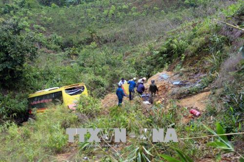 Hoạt động cứu hộ, cứu nạn trên khu vực đèo Lò Xo có sự góp công rất lớn của người dân tộc Giẻ- Triêng, đoàn viên thanh niên xã Đăk Man, huyện Đăk Glei. Ảnh: Quang Thái- TTXVN Hoạt động cứu hộ, cứu nạn trên khu vực đèo Lò Xo có sự góp công rất lớn của người dân tộc Giẻ- Triêng, đoàn viên thanh niên xã Đăk Man, huyện Đăk Glei. Ảnh: Quang Thái- TTXVN