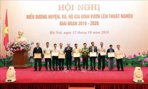 Ông Nguyễn Ngọc Bảo, Chủ tịch Liên minh Hợp tác xã Việt Nam và ông Nguyễn Văn Sơn, Thứ trưởng Bộ Công An tặng Bằng khen của Bộ trưởng, Chủ nhiệm Ủy ban Dân tộc cho 10 hộ gia đình vươn lên thoát nghèo giai đoạn 2016 – 2020. Ảnh: Anh Tuấn – TTXVN Ông Nguyễn Ngọc Bảo, Chủ tịch Liên minh Hợp tác xã Việt Nam và ông Nguyễn Văn Sơn, Thứ trưởng Bộ Công An tặng Bằng khen của Bộ trưởng, Chủ nhiệm Ủy ban Dân tộc cho 10 hộ gia đình vươn lên thoát nghèo giai đoạn 2016 – 2020. Ảnh: Anh Tuấn – TTXVN