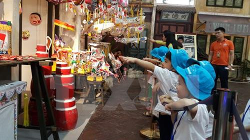 Các em thiếu nhi thích thú tham quan gian hàng đồ chơi trung thu truyền thống. Ảnh: Đinh Thuận/TTXVN Các em thiếu nhi thích thú tham quan gian hàng đồ chơi trung thu truyền thống. Ảnh: Đinh Thuận/TTXVN