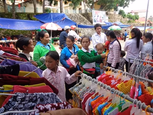 Đồng bào Mông về trung tâm huyện Mường Lát vui chơi và mua sắm trong ngày Tết Độc lập. Ảnh: bienphong.com.vn