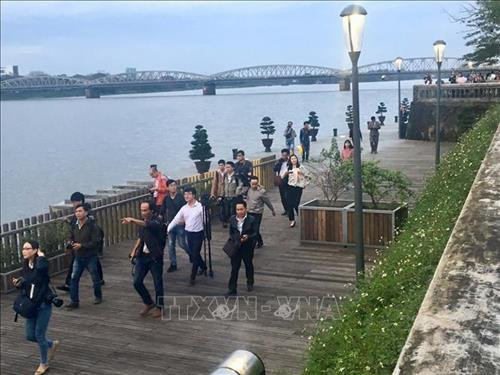 Các đại biểu và du khách đi bộ dọc bờ sông Hương. Ảnh: Quốc Việt - TTXVN