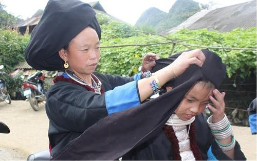 Chiếc khăn quấn đầu được chị Tẩn Sun Mẩy vấn cho con gái từ thuở 10 tuổi. Chiếc khăn quấn đầu được chị Tẩn Sun Mẩy vấn cho con gái từ thuở 10 tuổi.