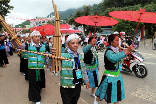 Biểu diễn trên đường phố điệu múa khèn của người Mông trong ngày Tết Độc lập ở Mộc Châu.