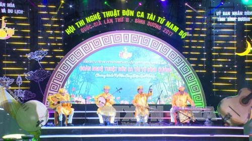 Các nghệ nhân biểu diễn tiết mục Đờn ca tài tử tại hội thi. Ảnh: Huyền Trang – TTXVN Các nghệ nhân biểu diễn tiết mục Đờn ca tài tử tại hội thi. Ảnh: Huyền Trang – TTXVN