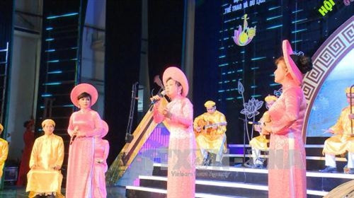 Các nghệ nhân biểu diễn tiết mục Đờn ca tài tử tại hội thi. Ảnh: Huyền Trang – TTXVN Các nghệ nhân biểu diễn tiết mục Đờn ca tài tử tại hội thi. Ảnh: Huyền Trang – TTXVN