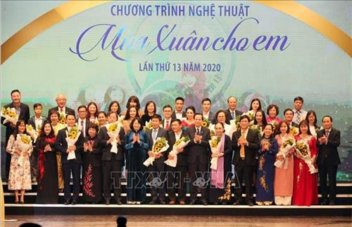 Phó Chủ tịch nước Đặng Thị Ngọc Thịnh, Bộ trưởng Bộ Lao động, Thương binh và Xã hội Đào Ngọc Dung và Giám đốc Quỹ Bảo trợ trẻ em Việt Nam Hoàng Văn Tiến chụp ảnh chung với các nhà tài trợ tại Chương trình. Ảnh: Anh Tuấn – TTXVN Phó Chủ tịch nước Đặng Thị Ngọc Thịnh, Bộ trưởng Bộ Lao động, Thương binh và Xã hội Đào Ngọc Dung và Giám đốc Quỹ Bảo trợ trẻ em Việt Nam Hoàng Văn Tiến chụp ảnh chung với các nhà tài trợ tại Chương trình. Ảnh: Anh Tuấn – TTXVN